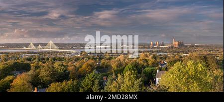 Die Mersey Gateway Bridge über die Mersey Estuary und Fiddlers Ferry Power Station im Herbst, Runcorn, Cheshire, England, Großbritannien Stockfoto