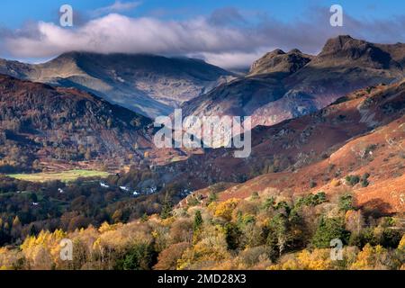 Great Langdale Valley und Langdale Pikes im Herbst, Lake District National Park, Cumbria, England, Großbritannien Stockfoto