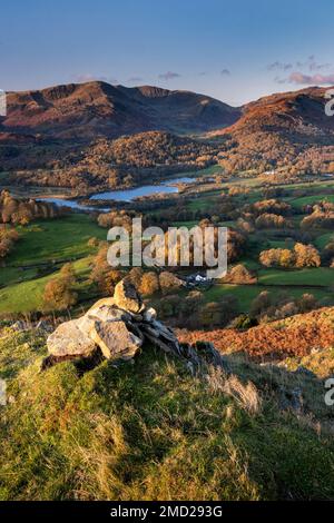 Elter Water, Wetherlam und die Tilberthwaite Fells aus Loughrigg fielen im Herbst im Lake District National Park, Cumbria, England, Großbritannien Stockfoto