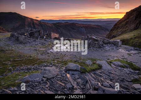 Saddlestone Quarry, unterstützt von Wetherlam und den Coniston Fells in Dawn, Old man of Coniston, in der Nähe von Coniston, Lake District National Park, England, Vereinigtes Königreich Stockfoto