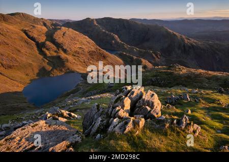 Low Water, Brim Fell, Swirl How, Levers Water und Wetherlam von Coniston Old man, Furness Fells, in der Nähe von Coniston, Lake District National Park, Cumbria, Stockfoto