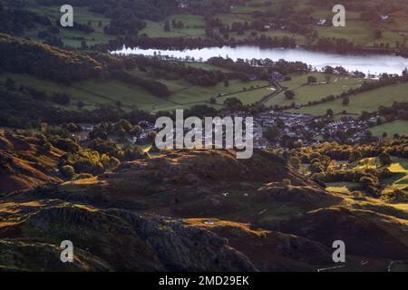 Coniston Village und Coniston Water Over the Scrows aus dem Old man of Coniston, Lake District National Park, Cumbria, England, Großbritannien Stockfoto