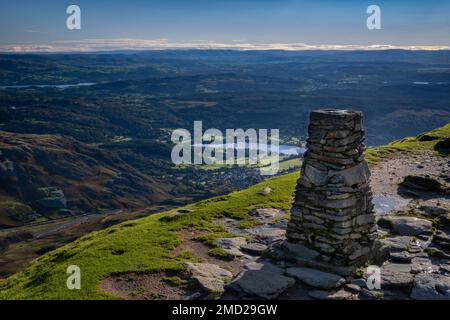 Coniston Village und Coniston Water from the Old man of Coniston Trig Point, Lake District National Park, Cumbria, England, Vereinigtes Königreich Stockfoto