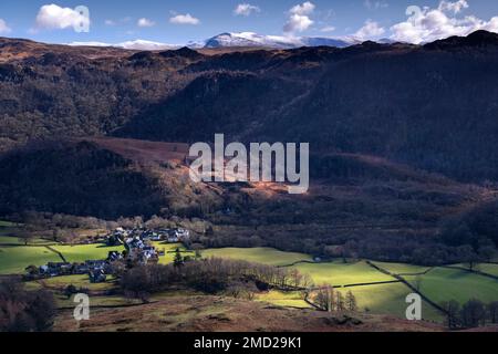 Das Dorf Grange und das Borrowdale Valley, das von den Watendlath Fells und Helvellyn Range, Lake District National Park, Cumbria, England, Großbritannien, flankiert wird Stockfoto