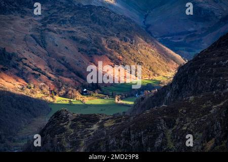 Rosthwaite im Borrowdale Valley über Nitting Haws Crags vom Maiden Moor, Lake District National Park, Cumbria, England, UK aus gesehen Stockfoto