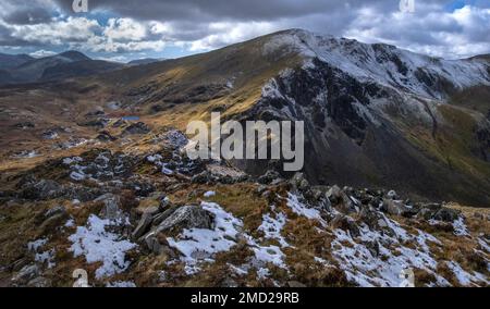 Dale Head und Dalehead Tarn im Winter über dem Newlands Valley, Derwent Fells, Lake District National Park, Cumbria, England, Vereinigtes Königreich Stockfoto