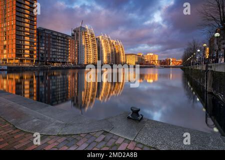 Abendlicht auf den NV Waterfront Apartments und der Detroit Swing Bridge, Huron Basin, Salford Quays, Salford, Manchester, England, Großbritannien Stockfoto