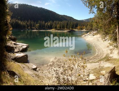 Das Kaumasee, ein Juwel der Grisons, in der Nähe von Flims in den Schweizer Alpen Stockfoto