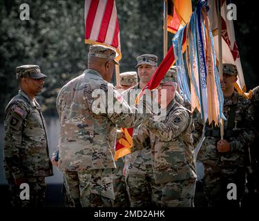 USA Generalmajor Greg Brady, ehemaliger Befehlshaber des 10. Army Air and Missile Defense Command, übergibt die Farben an General Darryl A. Williams während einer Zeremonie zum Kommandowechsel am 12. Juli in Sembach, Deutschland. Brigg. General Maurice Barnett übernahm das Kommando des 10. Army Air and Missile Defense Command von Major General Greg Brady. Stockfoto