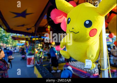 Plüschspielzeug mit Pokemon-Füllung an der Calgary Stampede Midway oder auf dem Messegelände Stockfoto