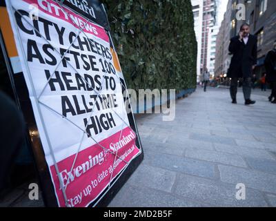 Poster, das den Inhalt der Abendzeitung anpreist und die City Cheers liest, während ftse 100 in die Höhe schießt. Stockfoto