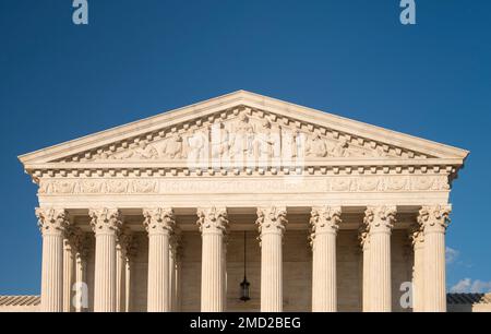 Portikus im Gebäude des Obersten Gerichtshofs der USA, Capitol Hill, Washington DC, USA Stockfoto