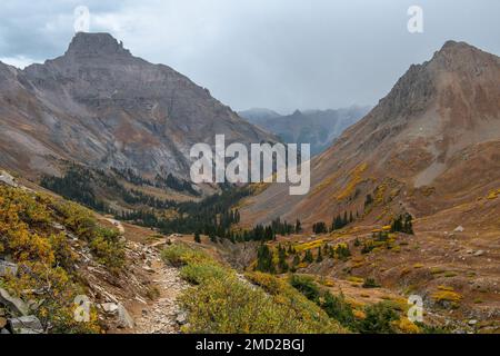 Im Spätsommer bietet sich ein Wanderweg durch das wunderschöne Yankee Boy Basin von Colorado unter dem Himmel an, der Schnee bringen würde. Stockfoto