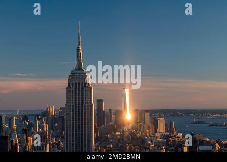 Das Sonnenlicht scheint vom One World Trade Center im Schatten des Empire State Building, New York, USA Stockfoto