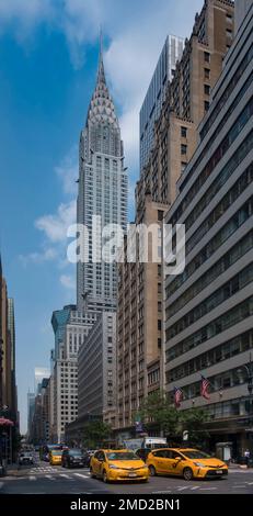 Gelbe Taxistände auf der Lexington Avenue hinter dem Chrysler Building, New York, USA Stockfoto