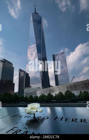 Geburtstagsfeier der weißen Rose auf dem Namensschild im One World Trade Center und Ground Zero Memorial in Manhattan, New York, USA Stockfoto