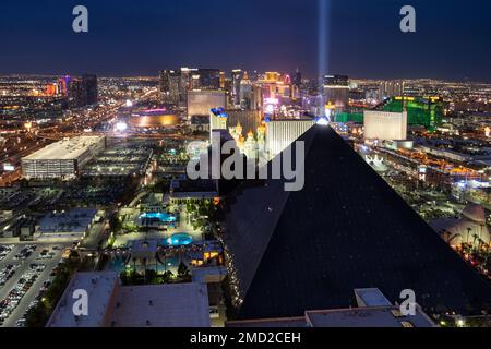 Erhöhte Aussicht auf das Luxor Hotel und Casino und die Gegend um den Las Vegas Strip bei Nacht, Las Vegas, Nevada, USA Stockfoto