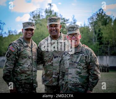 USA Armeebrig. General Maurice Barnett (links), General Darryl A. Williams (Mitte) und Major Gen Greg Brady (rechts) bereiten sich auf eine Zeremonie zum Kommandowechsel am 12. Juli in Sembach vor. Brigg. General Maurice Barnett übernahm das Kommando des 10. Army Air and Missile Defense Command von Major General Greg Brady. Stockfoto