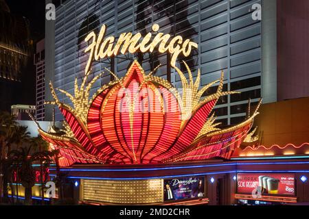 Beleuchtetes Schild an der Außenseite des Flamingo Hotels bei Nacht, Las Vegas, Nevada, USA Stockfoto