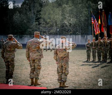 USA Armeebrig. General Maurice Barnett (links), General Darryl A. Williams (Mitte) und Major Gen Greg Brady (rechts) salutieren der Deutschen und der amerikanischen Nationalhymne während einer Befehlswechselzeremonie am 12. Juli in Sembach. Brigg. General Maurice Barnett übernahm das Kommando des 10. Army Air and Missile Defense Command von Major General Greg Brady. Stockfoto