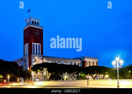 Palazzo di Città (Rathaus) bei Nacht, Pescara, Italien Stockfoto