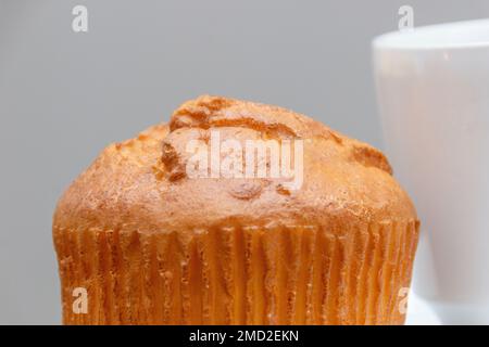 Cupcake-Kuchen mit Orangengeschmack auf weißem Hintergrund in Rio de Janeiro. Stockfoto