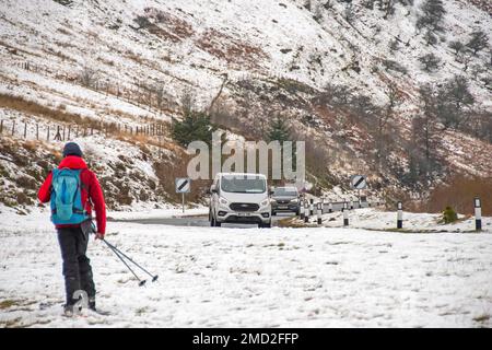 Brecon, Großbritannien. 22. Januar 2023. Ein Skifahrer macht sich heute Nachmittag im Schnee in der Nähe von Storey Arms in der Brecon Beacons Mountain Range auf den Weg, während das eiskalte Wetter anhält. Credit: Phil Rees/Alamy Live News Stockfoto