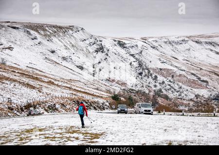 Brecon, Großbritannien. 22. Januar 2023. Ein Skifahrer macht sich heute Nachmittag im Schnee in der Nähe von Storey Arms in der Brecon Beacons Mountain Range auf den Weg, während das eiskalte Wetter anhält. Credit: Phil Rees/Alamy Live News Stockfoto