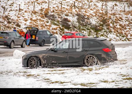 Brecon, Großbritannien. 22. Januar 2023. Ein BMW kämpft heute Nachmittag um Traktion im Schnee in der Nähe von Storey Arms in der Brecon Beacons Gebirgskette, während das eiskalte Wetter anhält. Credit: Phil Rees/Alamy Live News Stockfoto