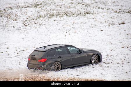 Brecon, Großbritannien. 22. Januar 2023. Ein BMW kämpft heute Nachmittag um Traktion im Schnee in der Nähe von Storey Arms in der Brecon Beacons Gebirgskette, während das eiskalte Wetter anhält. Credit: Phil Rees/Alamy Live News Stockfoto