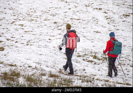 Brecon, Großbritannien. 22. Januar 2023. Menschen, die heute Nachmittag im Schnee in der Nähe von Storey Arms in der Brecon Beacons Gebirgskette wandern, während das eiskalte Wetter anhält. Kredit: Phil Rees/Alamy Live News Stockfoto