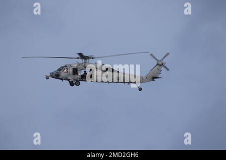 220712-N-N3764-1003 OSTPAZIFIK (12. Juli 2022) ein MH-60s Sea Hawk Hubschrauber, der „den Walküren“ des Helicopter Sea Combat Squadron (HSC) 28 zugewiesen ist, Detachment 8, führt Flugbetrieb an Bord des Littoral-Kampfschiffs USS Billings (LCS 15) der Freiheitsvariante durch, 12. Juli 2022. Billings wird in das US-Flottengebiet 4. entsandt, um die Mission der Joint Interagency Task Force South zu unterstützen, zu der auch Missionen zur Bekämpfung des illegalen Drogenhandels in der Karibik und im östlichen Pazifik gehören. Stockfoto