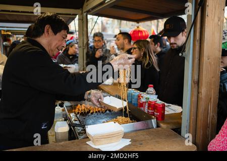 Barcelona, Spanien. 21. Januar 2023. Ein Mann serviert während der Feierlichkeiten zum chinesischen Neujahr traditionelle chinesische Nudeln. Nach zwei Jahren strenger Covid-Beschränkungen durfte die chinesische Gemeinschaft in Barcelona und Spanien das chinesische MondNeujahr 2023 feiern. Das chinesische Mondneujahr, das Frühlingsfest, fiel am 22. Januar 2023 und markierte den Beginn des „Jahres des Hasen“. Kredit: SOPA Images Limited/Alamy Live News Stockfoto