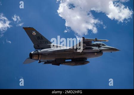 Ein F-16 Fighting Falcon, gesteuert von Captain Tim „REEF“ Joubert, Ausbilderpilot, der der 64. Aggressor-Staffel zugeteilt wurde, fliegt über den Test- und Trainingsbereich von Nevada, nachdem er an einer Red Flag-Nellis 22-3-Mission am Luftwaffenstützpunkt Nellis am 12. Juli 2022 teilgenommen hatte. Während RF-N 22-3 verfeinert die Aggressorenation die Bedrohungsreplikation, wendet erweiterte Bedrohungs- und Störungsfunktionen an und erweitert die Bedrohungsmöglichkeiten, um die Schulung in nicht erlaubten Umgebungen zu maximieren. Stockfoto