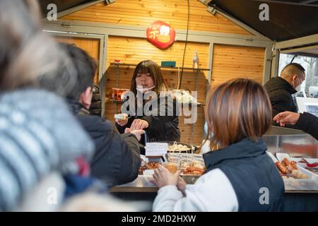 Barcelona, Spanien. 21. Januar 2023. Eine Frau serviert traditionelles chinesisches Essen während der Feierlichkeiten zum chinesischen Neujahrsfest. Nach zwei Jahren strenger Covid-Beschränkungen durfte die chinesische Gemeinschaft in Barcelona und Spanien das chinesische MondNeujahr 2023 feiern. Das chinesische Mondneujahr, das Frühlingsfest, fiel am 22. Januar 2023 und markierte den Beginn des „Jahres des Hasen“. Kredit: SOPA Images Limited/Alamy Live News Stockfoto