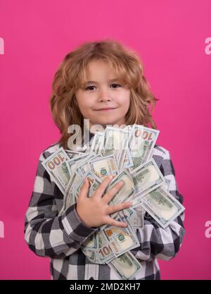 Der Junge hat viele hundert Dollar isoliert auf rosa rotem Hintergrund. Stockfoto