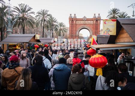 Barcelona, Spanien. 21. Januar 2023. Die Menschenmenge ist während der Feierlichkeiten zum chinesischen Neujahr unter dem Arc de Triomf zu sehen. Nach zwei Jahren strenger Covid-Beschränkungen durfte die chinesische Gemeinschaft in Barcelona und Spanien das chinesische MondNeujahr 2023 feiern. Das chinesische Mondneujahr, das Frühlingsfest, fiel am 22. Januar 2023 und markierte den Beginn des „Jahres des Hasen“. (Foto: Davide Bonaldo/SOPA Images/Sipa USA) Guthaben: SIPA USA/Alamy Live News Stockfoto