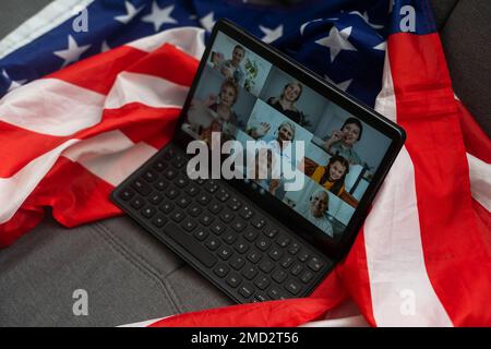 amerikanische Flagge und digitales Tablet auf dem Tisch Stockfoto