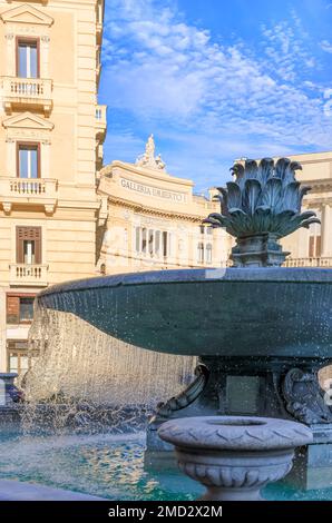 Blick auf die Stadt Neapel: Brunnen der Artichoke auf den Triest-Platz und Trient-Platz. Die Inschrift „Galleria Umberto I“ bedeutet „Umberto I Gallery“. Stockfoto