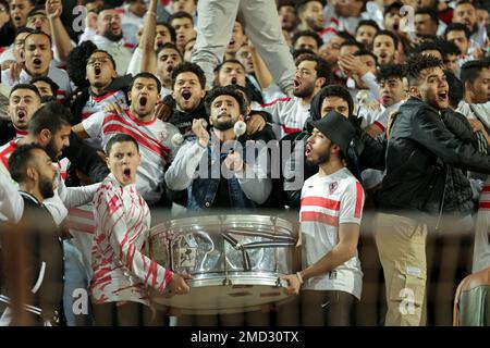 KAIRO, ÄGYPTEN - 21. JANUAR. Zamalek SC Fans während des ägyptischen Premier League Derby-Spiels zwischen Zamalek SC und Al Ahly SC auf der Cairo International Sta Stockfoto