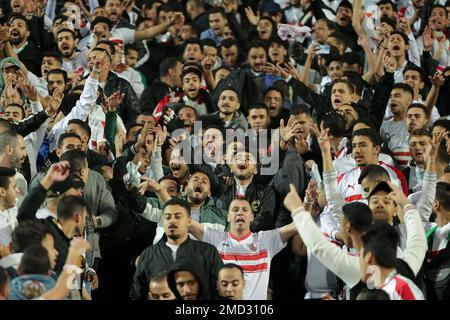 KAIRO, ÄGYPTEN - 21. JANUAR. Zamalek SC Fans während des ägyptischen Premier League Derby-Spiels zwischen Zamalek SC und Al Ahly SC auf der Cairo International Sta Stockfoto