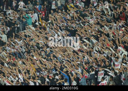KAIRO, ÄGYPTEN - 21. JANUAR. Zamalek SC Fans während des ägyptischen Premier League Derby-Spiels zwischen Zamalek SC und Al Ahly SC auf der Cairo International Sta Stockfoto