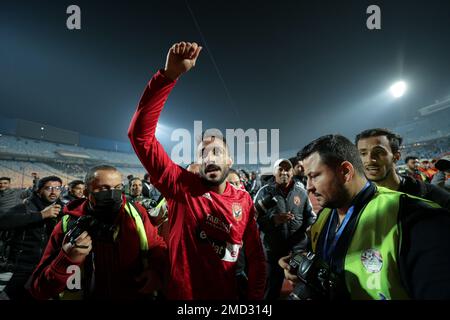 KAIRO, ÄGYPTEN - 21. JANUAR. Mahmoud Kahraba von Al Ahly SC feiert mit Fans, nachdem er das ägyptische Premier League-Spiel zwischen Zamalek SC und A gewonnen hat Stockfoto