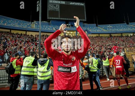 KAIRO, ÄGYPTEN - 21. JANUAR. Mohamed Hant von Al Ahly SC feiert mit Fans, nachdem er das ägyptische Premier League-Spiel zwischen Zamalek SC und Al A gewonnen hat Stockfoto