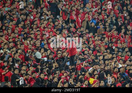 KAIRO, ÄGYPTEN - 21. JANUAR: Al Ahly SC-Fans während des ägyptischen Premier League-Spiels zwischen Zamalek SC und Al Ahly SC im Cairo International Stadium, Stockfoto