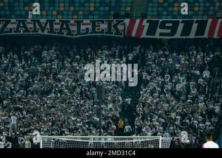 KAIRO, ÄGYPTEN - 21. JANUAR: SC-Fans VON ZAMALEK während des Spiels der ägyptischen Premier League zwischen Zamalek SC und Al Ahly SC im Cairo International Stadium, Stockfoto