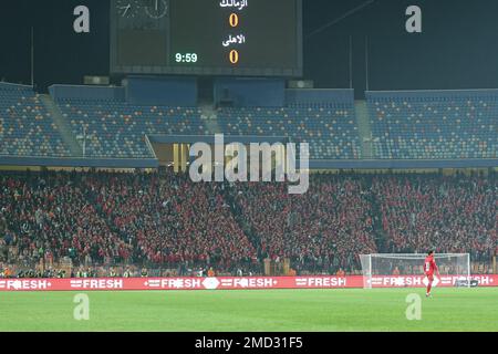 KAIRO, ÄGYPTEN - 21. JANUAR: Ein allgemeiner Überblick über das Stadion und DIE AL AHLY-Fans während des ägyptischen Premier League-Spiels zwischen Zamalek SC und Al Ahly SC A. Stockfoto