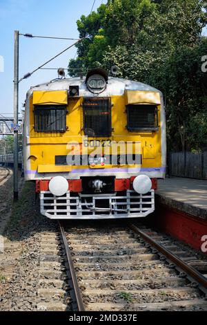 Foto eines elektrischen Lokalzugs, der an einem Bahnhof des indischen Eisenbahnsystems steht. Kalkutta, Westbengalen, Indien Stockfoto