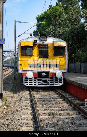 Foto eines elektrischen Lokalzugs, der an einem Bahnhof des indischen Eisenbahnsystems steht. Kalkutta, Westbengalen, Indien Stockfoto