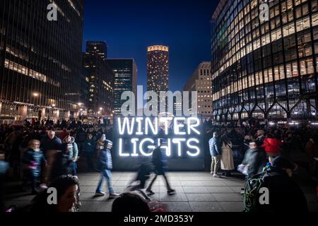 London, Großbritannien. 22. Januar 2023 Canary Wharf Winter Lights Festival „23. Besucher können die farbenfrohen und beeindruckenden interaktiven Kunstinstallationen am Canary Wharf vom 18. Bis 28. Januar bewundern. Kredit: Guy Corbishley/Alamy Live News Stockfoto